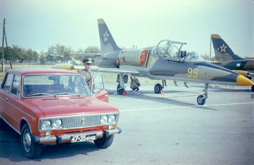 A Soviet officer with his VAZ–2106 Zhiguli car and Aero L-39 Albatros aircraft at the Kant airbase in early eighties. Photo: Alexander Navarnov collection