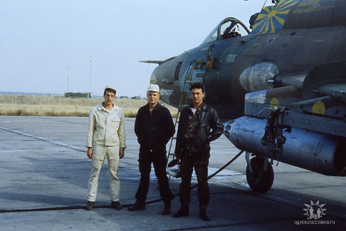 156th Fighter Bomber Air Regiment's pilots front of his Su-17M3 Fitter-H at Mary