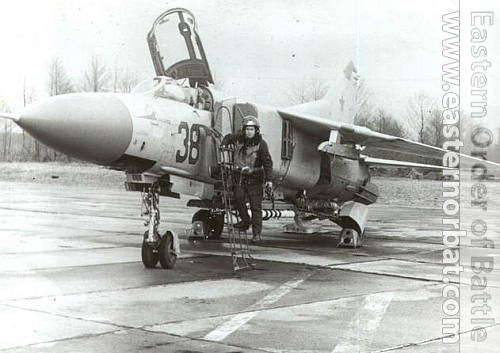 841th Fighter Air Regiment pilots in front of his grey MiG-23M Flogger-B at Meria . Therefore the 283th Fighter Division's two regiments were also upgraded with MiG-23M Flogger-B type between 1975 and 1978. The MiG-23M type was expected to rival the US Phantom.