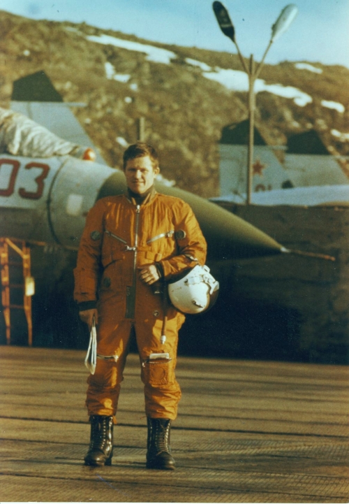 Soviet pilot of the 941st Fighter Air Regiment PVO in front of their early Su-27 ‘Flanker-B’ interceptors at the Kilpajavr in 1989
