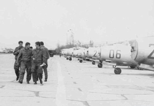 The Bulgarian Air Force's 21st Fighter Air Regiment's crews at Uzundzhovo front of his MiG-17F Fresco-C and MiG-17PF Fresco-D. Source: pan.bg Retrospotters