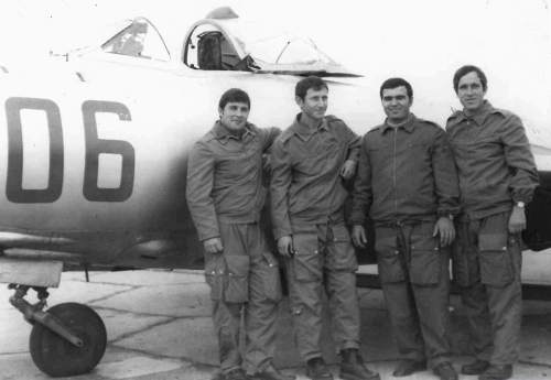 The Bulgarian Air Force's 21st Fighter Air Regiment's crews at Uzundzhovo front of his MiG-17 Fresco. Source: pan.bg Retrospotters