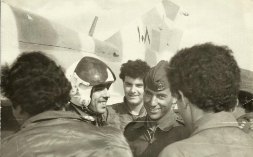 Young Arab pilots in front of a camouflaged Libyan MiG-21UM ‘Mongol-B’ B/N: 108.