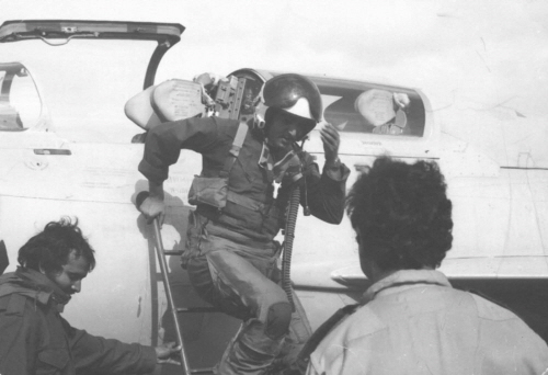 Exiting a Libyan MiG-21UM ‘Mongol-B’ aircraft at Al-Bombah Air Base in August 1981. The pilot is wearing an Anti-G Suit and Life Vest Belt because Al-Bombah Air Base is located on the Mediterranean coast. Photo: Mansour Taish