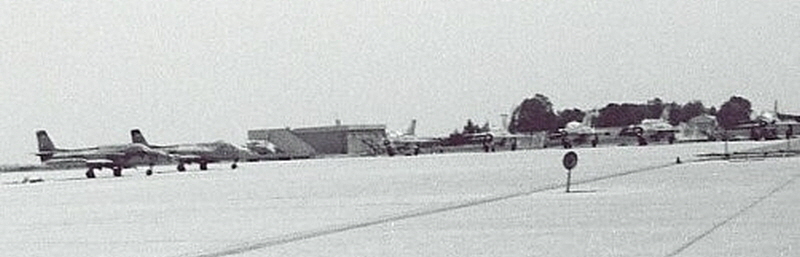 The first airfield of the Libyan MiG-21 in Misrata. On the left are two Galeb G-2AL training aircraft from the academy, followed by three Libyan MiG-21UM ‘Mongol-B’s and two MiG-21bis ‘Fishbed-L’s training aircraft from the 1021st Air Squadron in 1982.