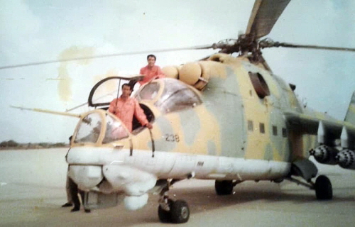 The 1325th Squadron’s Mi-25 (Mi-24D) ‘Hind-D’ combat helicopter and the crew at Misurata airport. The 1325th Squadron’s Mi-25 (Mi-24D) ‘Hind-D’ combat helicopter and the crew at Misurata airport.