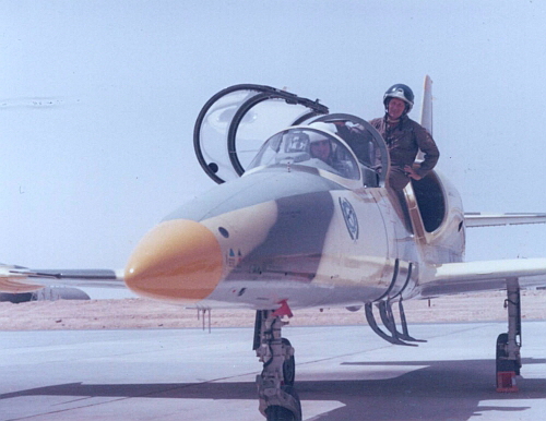 Czechoslovakian instructors from the Sirte Air High School with Libyan L-39ZO Albatros aircraft at Ghardabiya air base in the mid-1980s. Right photo: V clav Palecek, Left photo: V. Havnera pilotialetadla.cz