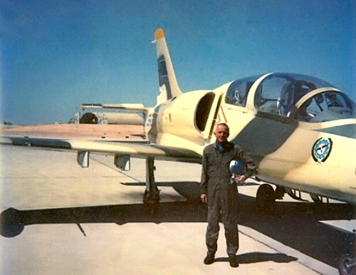 Czechoslovakian instructors from the Sirte Air High School with Libyan L-39ZO Albatros aircraft at Ghardabiya air base in the mid-1980s. Right photo: V clav Palecek, Left photo: V. Havnera pilotialetadla.cz