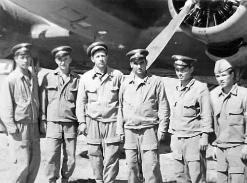 Emba Li-2 cargo aircraft crew