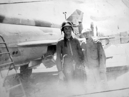 Cuban student and Soviet crew in front ot the MiG-21MF Fishbed-J at the Lugovoye airport. Photo:Ezequiel Cancela_ 