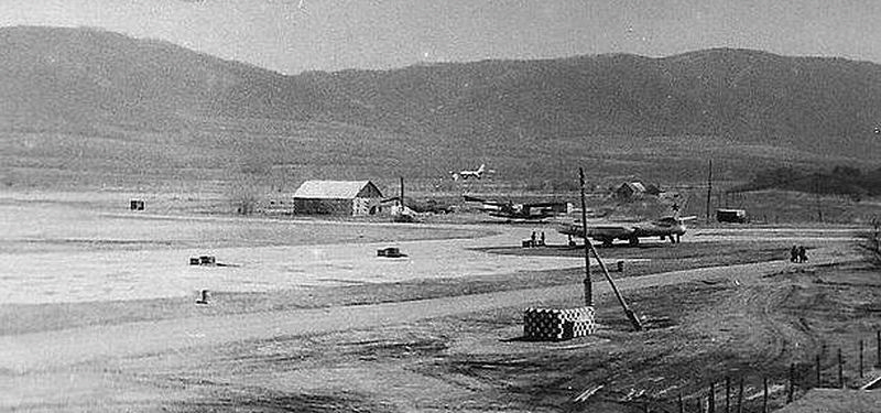 The photos above show the personnel and Il-28 aircraft of the 799th Independent Reconnaissance Aviation Regiment at Novorossiya-1 airfield surrounded by hills in 1974